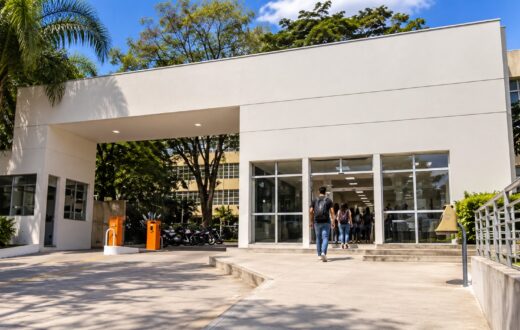 Entrada-moderna-do-campus-universitario